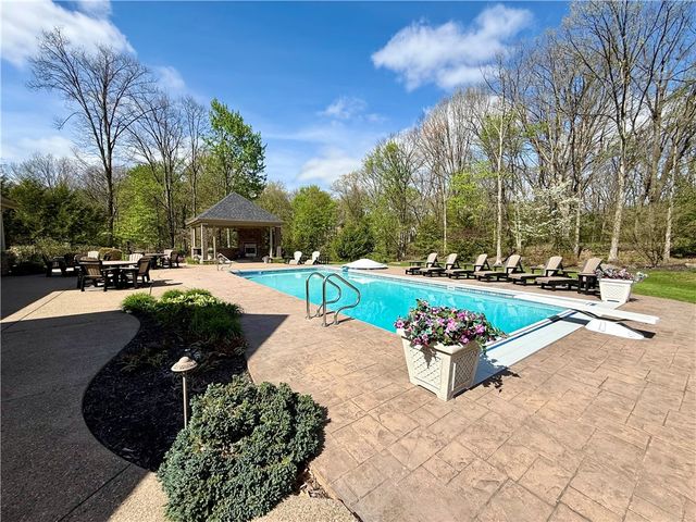 912 Champlain Pl, Adams Twp, PA 15044