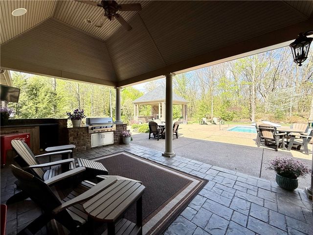 912 Champlain Pl, Adams Twp, PA 15044