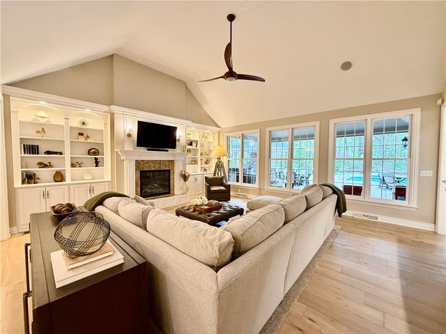 912 Champlain Pl, Adams Twp, PA 15044