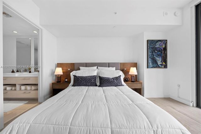 45 SW 9th St 1403, Miami, FL 33130