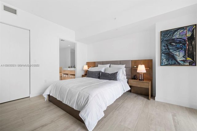 45 SW 9th St 1403, Miami, FL 33130