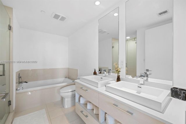 45 SW 9th St 1403, Miami, FL 33130