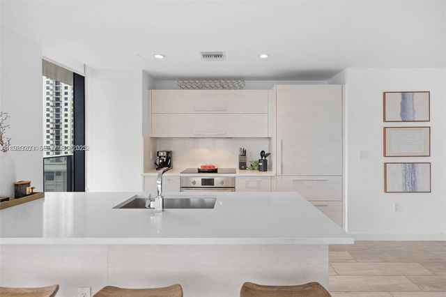 45 SW 9th St 1403, Miami, FL 33130