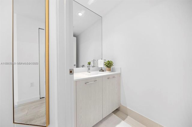 45 SW 9th St 1403, Miami, FL 33130