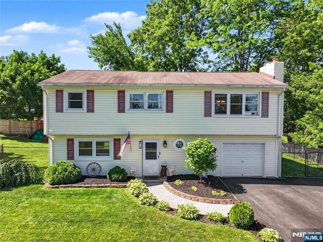 14 Bettino Drive, Ogdensburg, NJ 07439