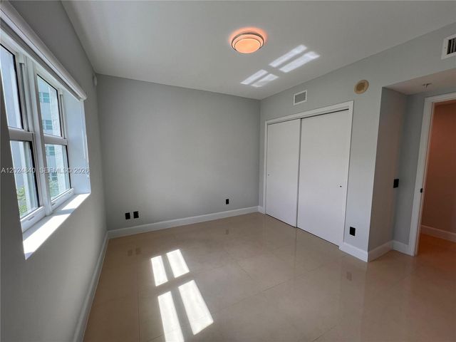 14951 Royal Oaks Ln 401, North Miami, FL 33181