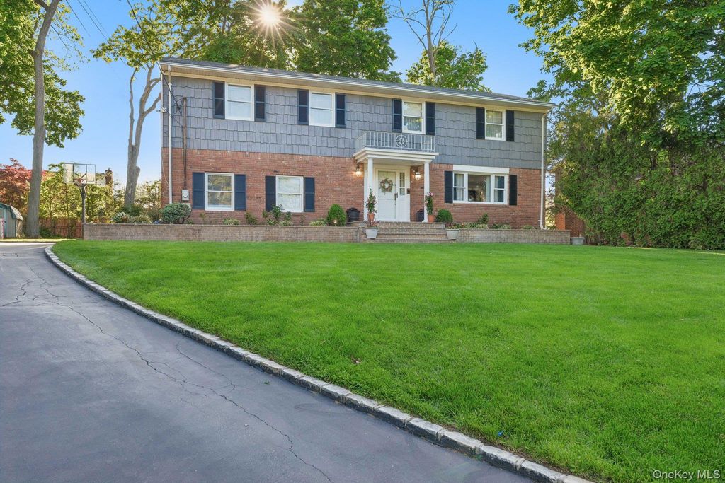 3 Camsanette Court, Glen Cove, NY 11542