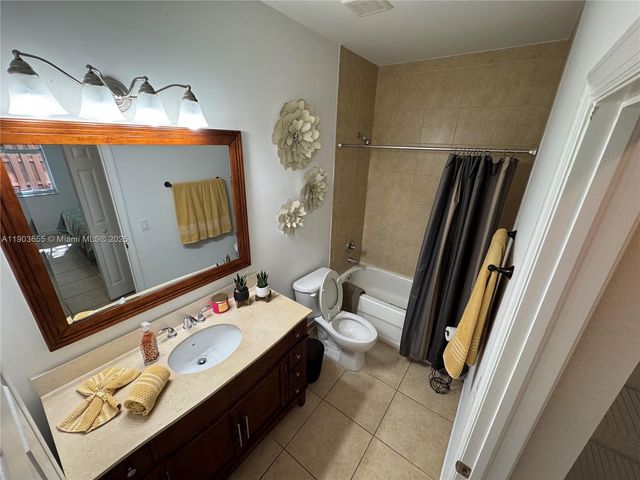 10748 NW 74th Ln, Doral, FL 33178