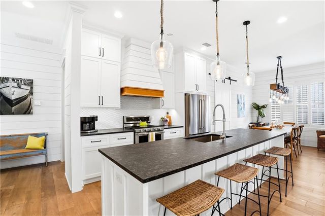 1136 Peachtree Street, St. Simons Island, GA 31522