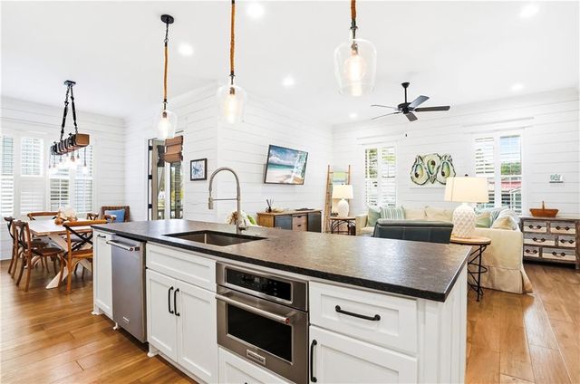 1136 Peachtree Street, St. Simons Island, GA 31522
