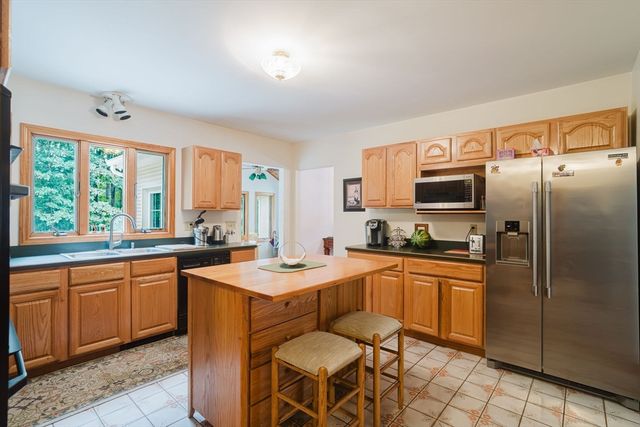 16 Pine Hill Rd, Easthampton, MA 01027