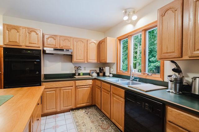 16 Pine Hill Rd, Easthampton, MA 01027