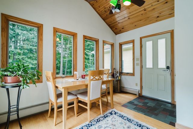 16 Pine Hill Rd, Easthampton, MA 01027