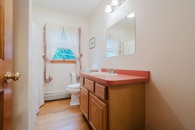 16 Pine Hill Rd, Easthampton, MA 01027