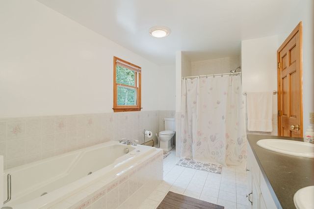 16 Pine Hill Rd, Easthampton, MA 01027