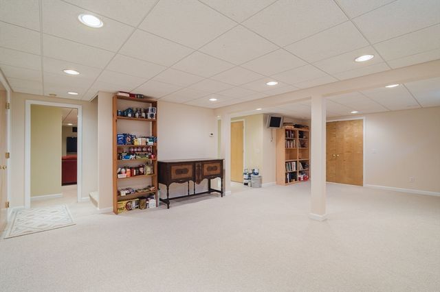 16 Pine Hill Rd, Easthampton, MA 01027