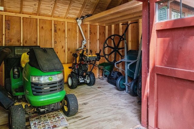 16 Pine Hill Rd, Easthampton, MA 01027
