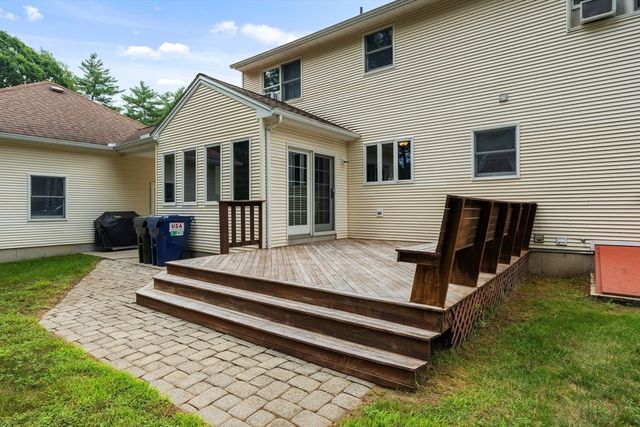 16 Pine Hill Rd, Easthampton, MA 01027