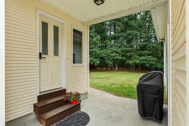 16 Pine Hill Rd, Easthampton, MA 01027