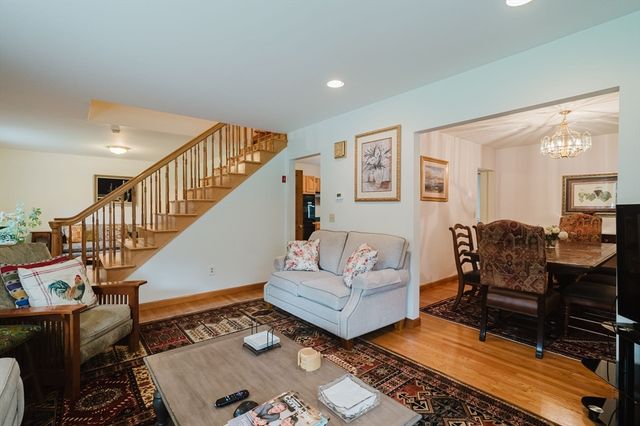 16 Pine Hill Rd, Easthampton, MA 01027