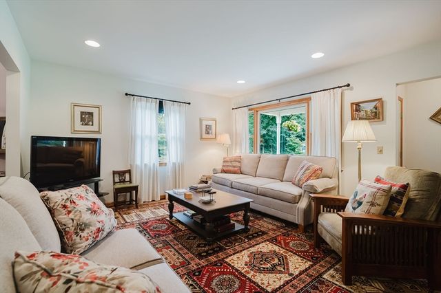 16 Pine Hill Rd, Easthampton, MA 01027