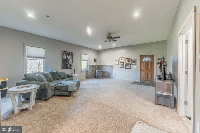 9 IRISH RD, New Bloomfield, PA 17068