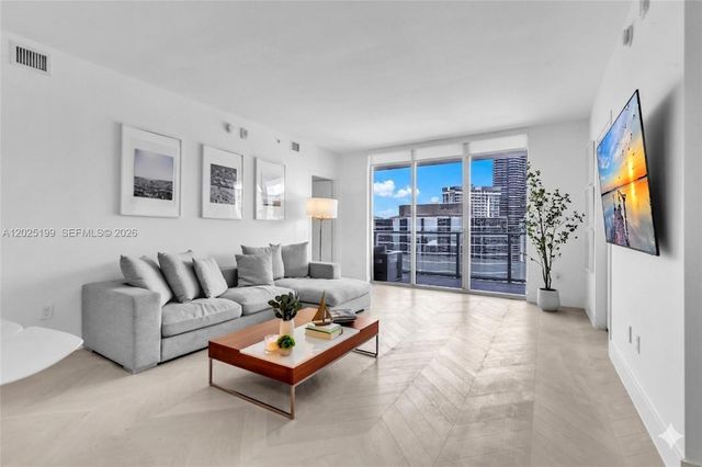 1300 Brickell Bay Dr 3408, Miami, FL 33131