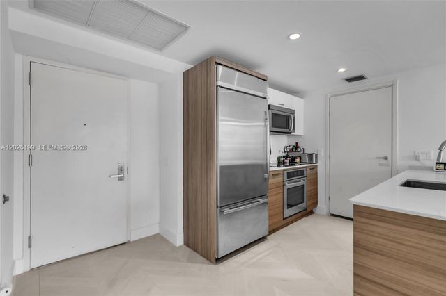 1300 Brickell Bay Dr 3408, Miami, FL 33131