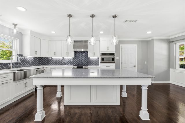 1636 W Red Bird Lane, Dallas, TX 75232