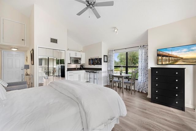 11863 Wimbledon Circle 543, Wellington, FL 33414