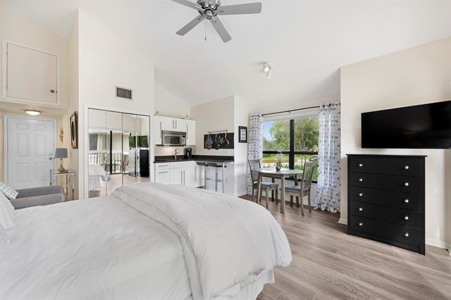 11863 Wimbledon Circle 543, Wellington, FL 33414