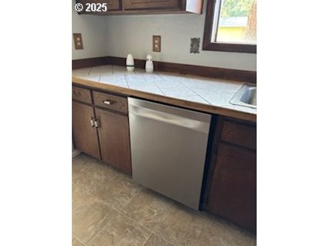 1484 YASEK Loop, Toledo, OR 97391