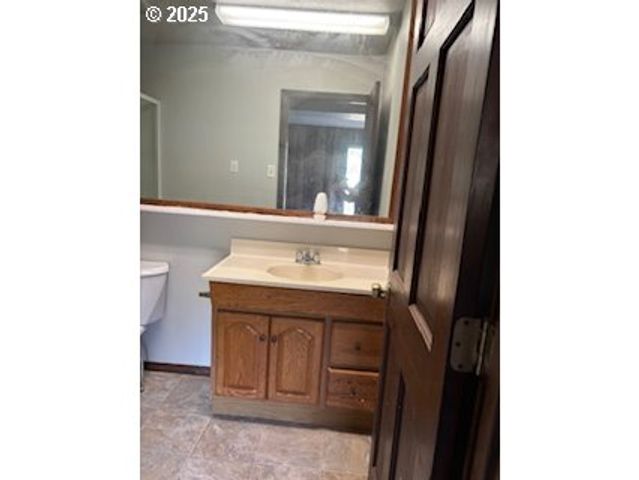 1484 YASEK Loop, Toledo, OR 97391