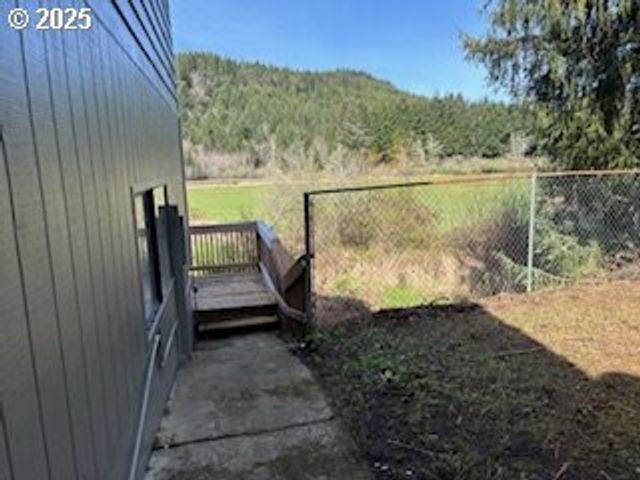 1484 YASEK Loop, Toledo, OR 97391
