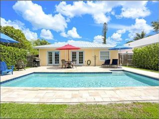 856 98th AVE N, Naples, FL 34108