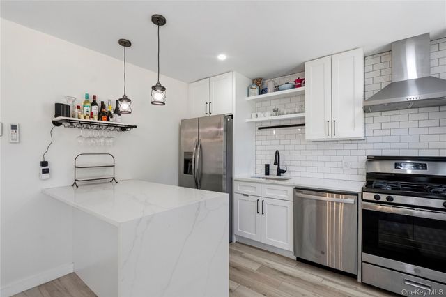 25 Leonard Road, Syosset, NY 11791