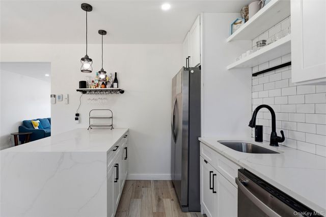 25 Leonard Road, Syosset, NY 11791