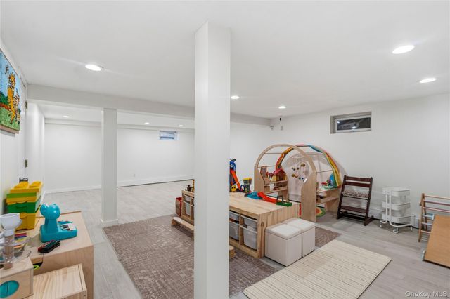 25 Leonard Road, Syosset, NY 11791