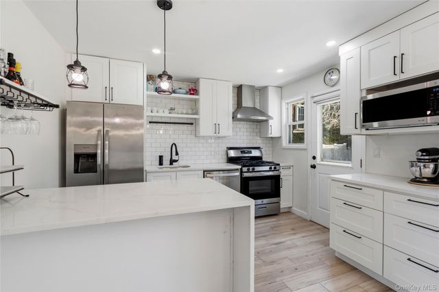 25 Leonard Road, Syosset, NY 11791