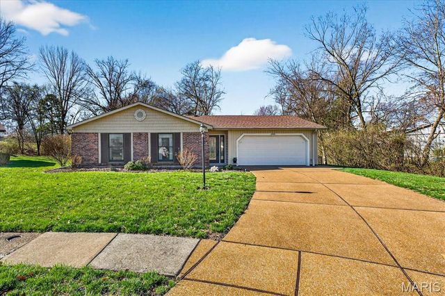 4988 Sefton Drive, St Louis, MO 63128