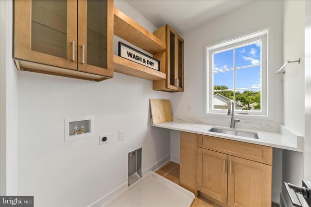1110 HILLCREST DR SW, Vienna, VA 22180