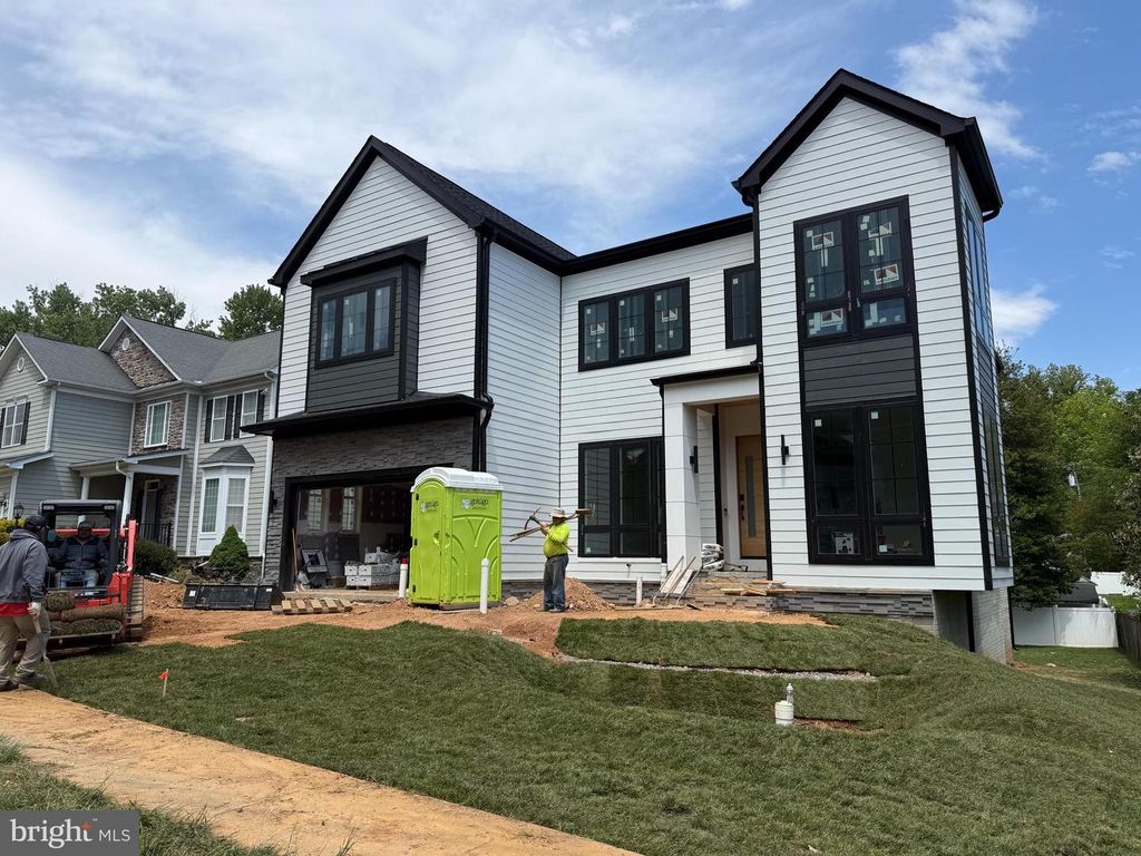 1110 HILLCREST DR SW, Vienna, VA 22180