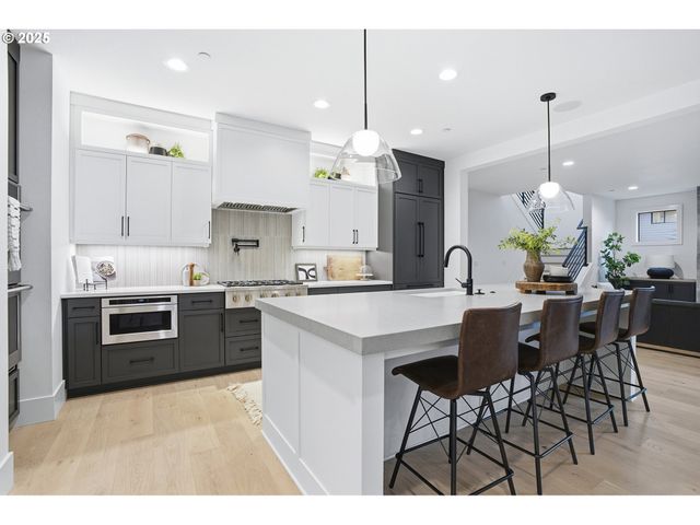 16901 KARA Ln, Lake Oswego, OR 97035