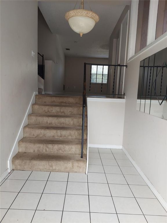 Image 5 of property listing at 8139 LAUREL TREE DRIVE, Orlando, FL 32819