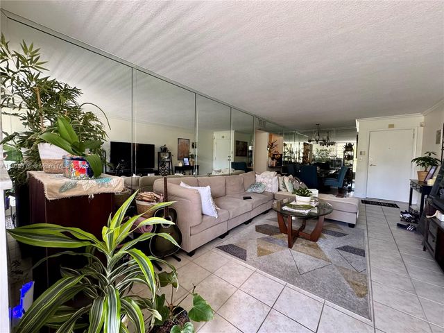 16518 NE 26th Ave 304, North Miami Beach, FL 33160