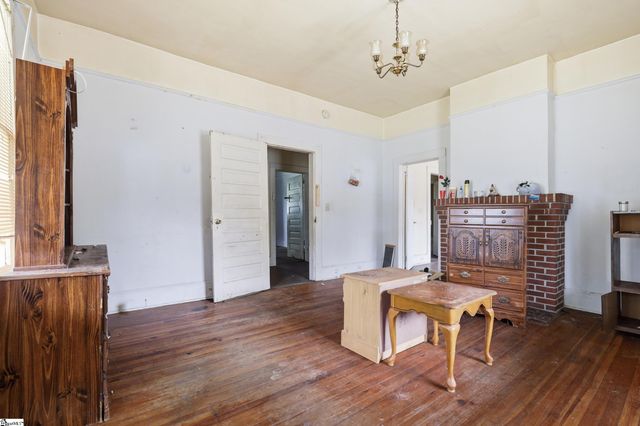 800 W W Parker Road, Greenville, SC 29611