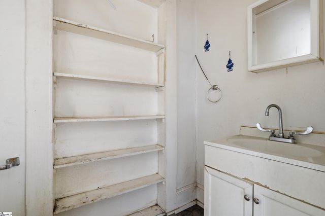 800 W W Parker Road, Greenville, SC 29611