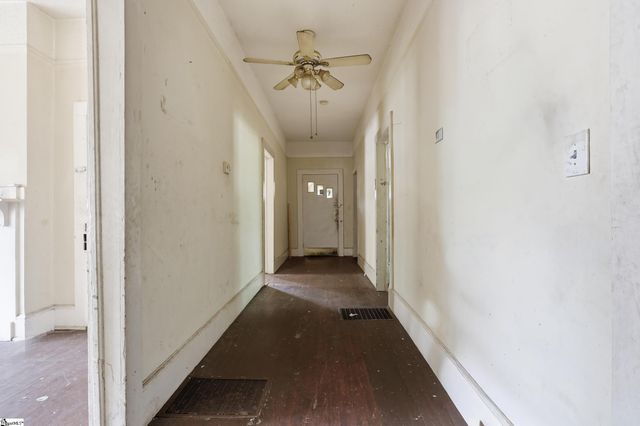 800 W W Parker Road, Greenville, SC 29611