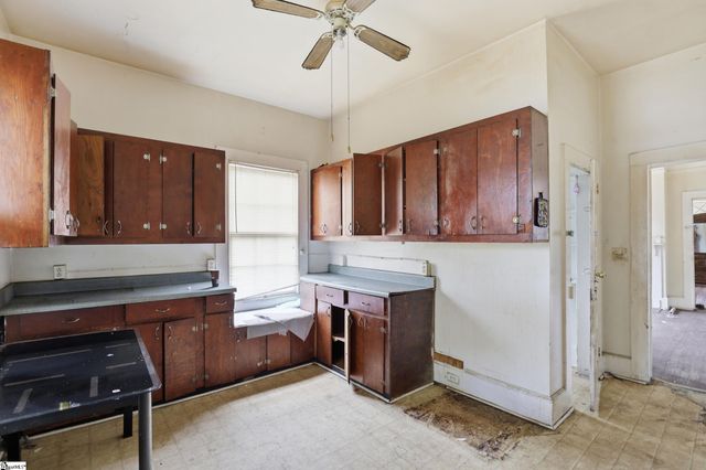 800 W W Parker Road, Greenville, SC 29611