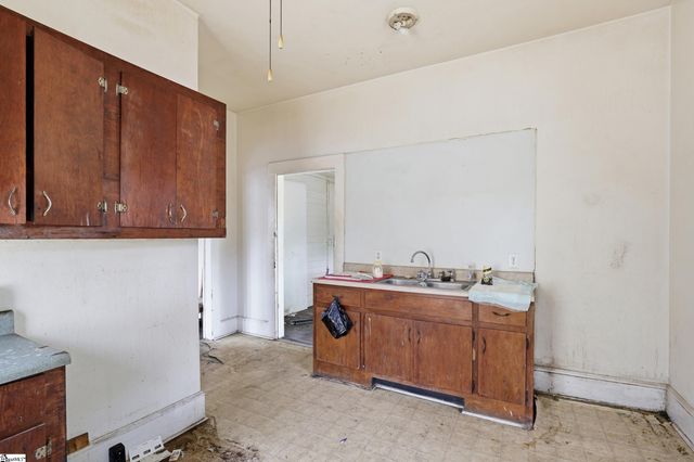 800 W W Parker Road, Greenville, SC 29611
